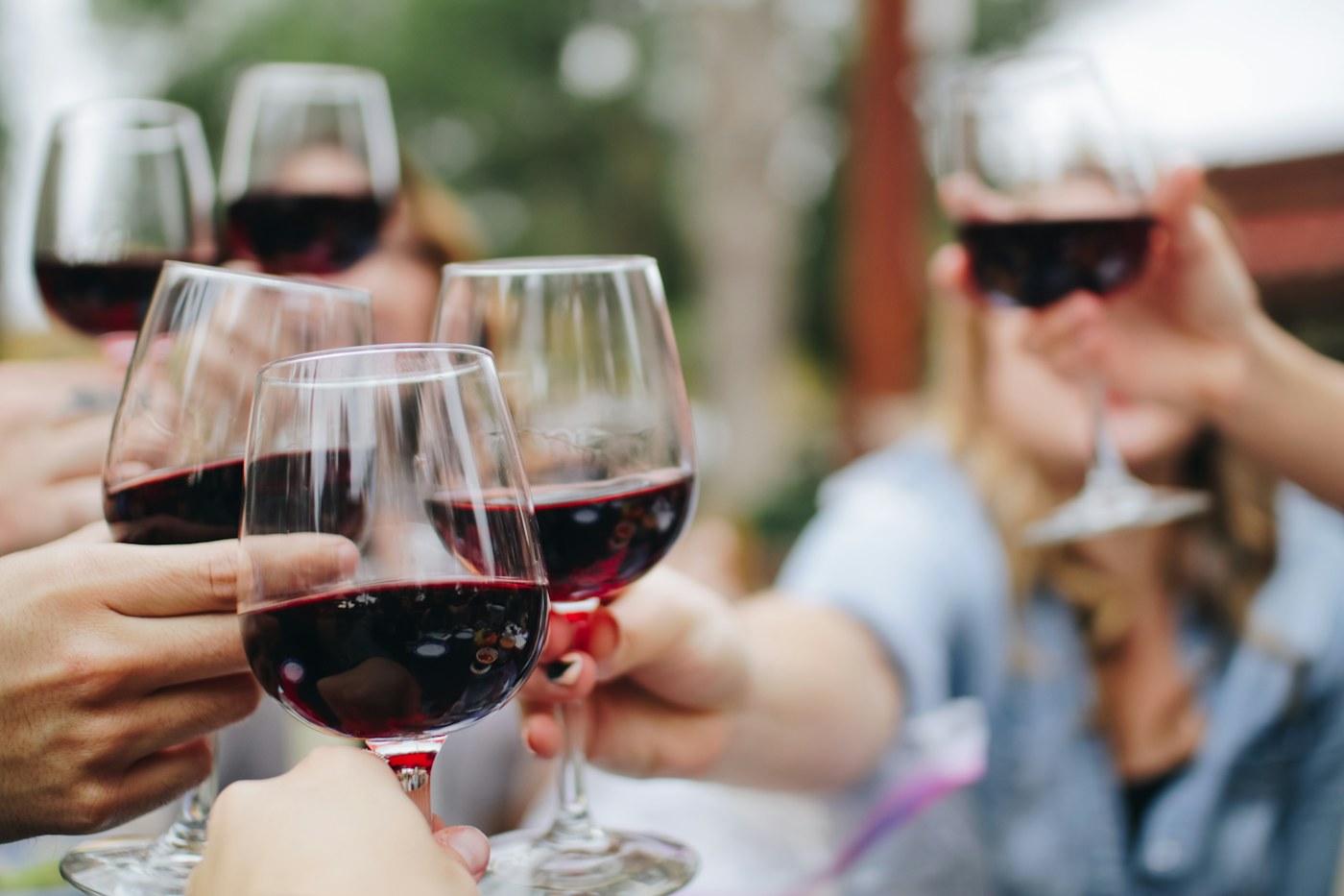 Taças de vinho em uma experiência de enoturismo