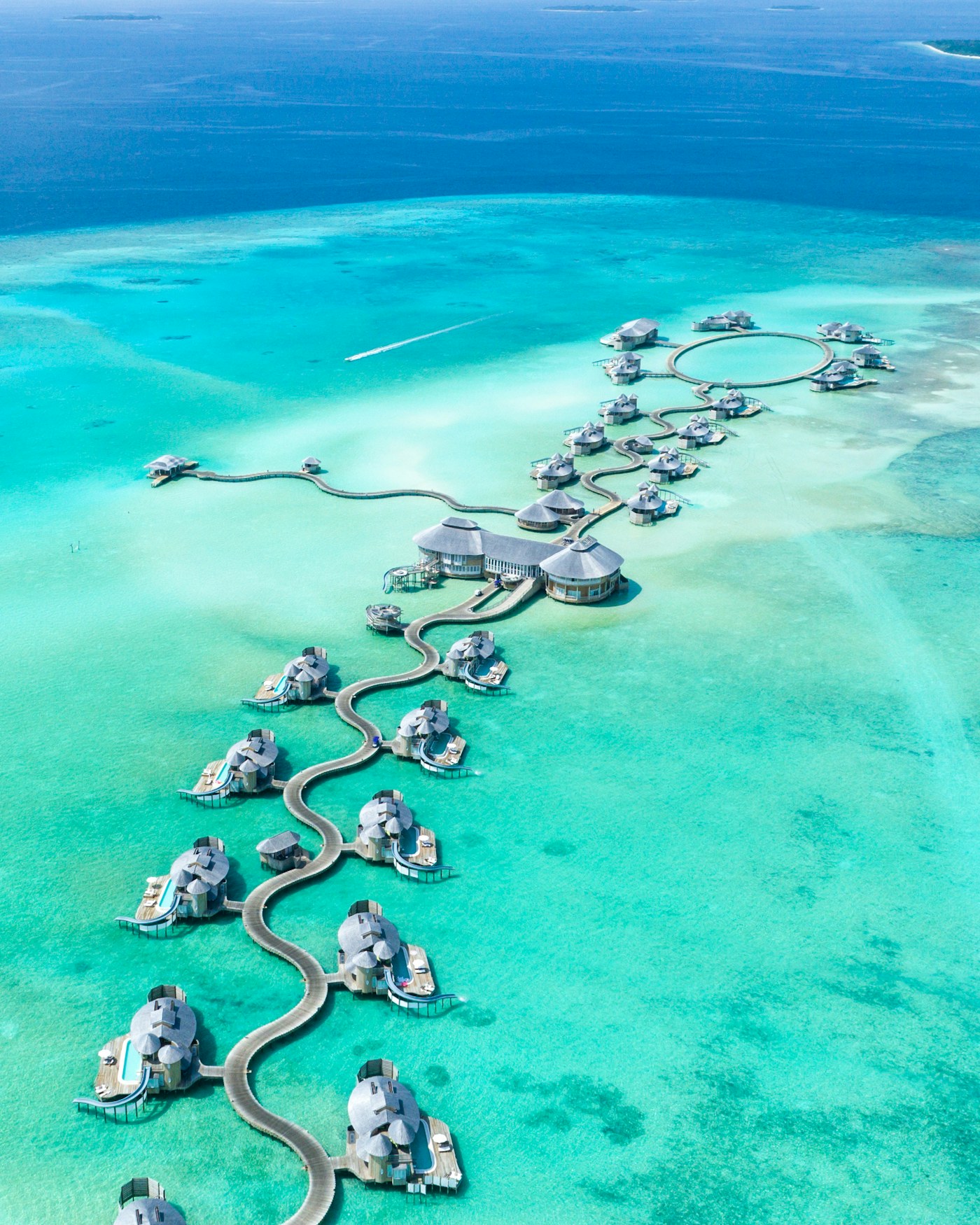 Ilha tropical com águas azul-turquesa e vegetação verde