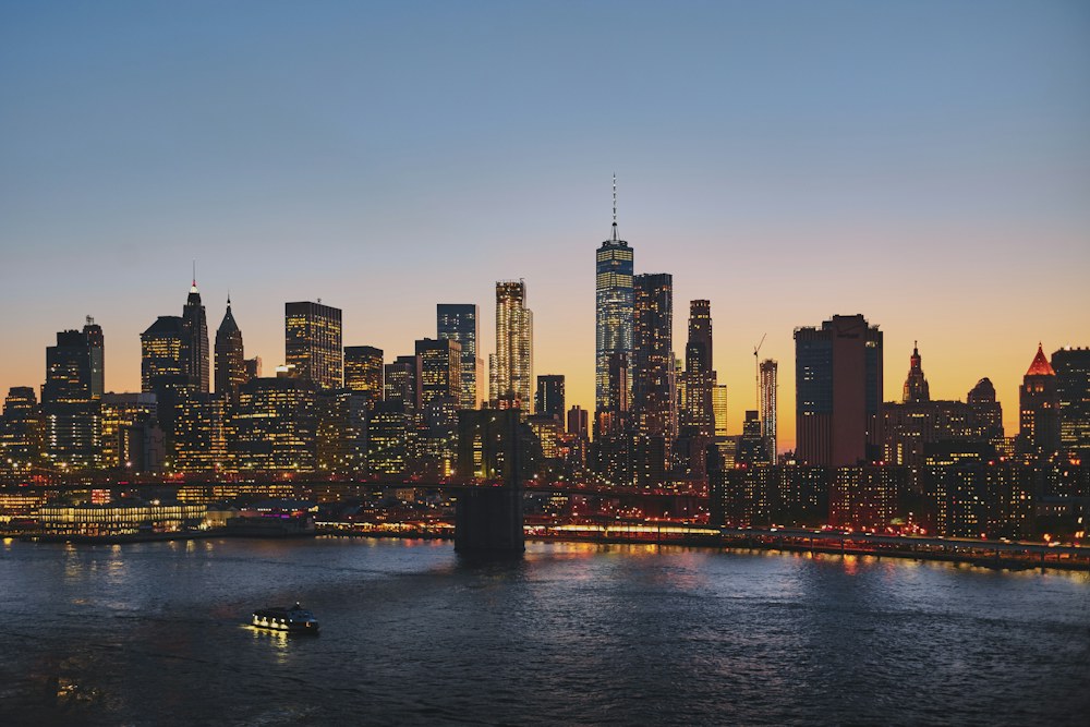 Vista urbana de Nova York entre arranha-céus